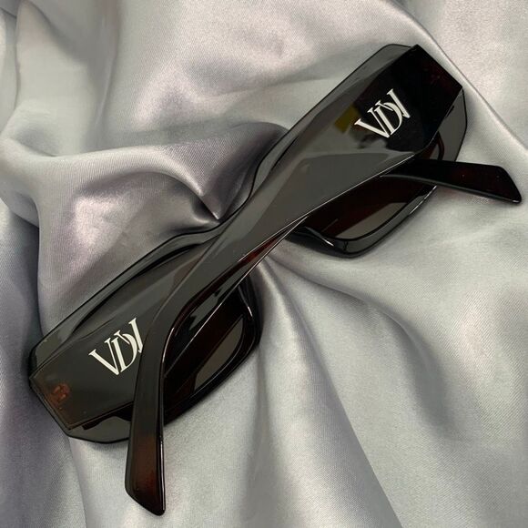 Van De Vort Sunglasses – Chunky Tortoise Rectangle Frame Dark Brown - Picture 4 of 9